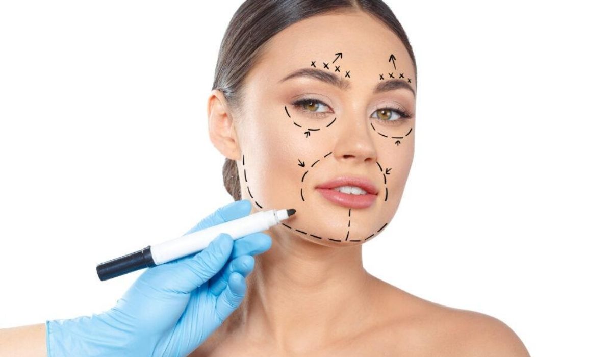 mulher sendo marcada para operação